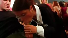 از blowjob سبزه داغ  ...