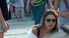 یک سبزه زیبا با لبها ...